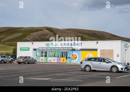 Myvatn Island - Juni 20. 2020: Der Supermarkt im Dorf Reykjahlid in Myvatn in Island Stockfoto