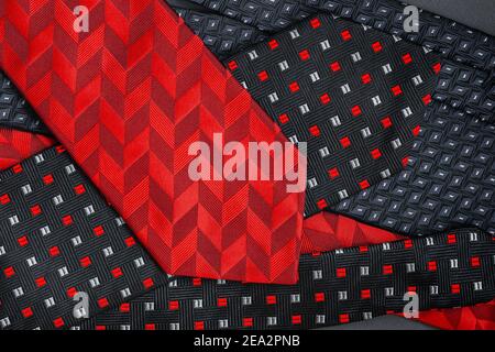 Mehrere Herren Krawatten, stilvolle Accessoires, Draufsicht, flach legen. Vatertag, Shopping und Grußkartenkonzept Stockfoto