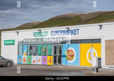 Myvatn Island - Juni 20. 2020: Der Supermarkt im Dorf Reykjahlid in Myvatn in Island Stockfoto