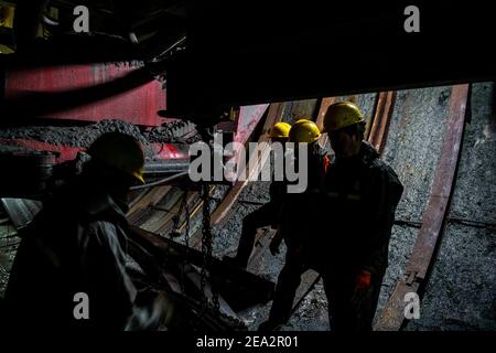 (210207) -- URUMQI, 7. Februar 2021 (Xinhua) -- Arbeiter sind auf der Baustelle des Tianshan Shengli Tunnels in der Autonomen Region Xinjiang Uygur im Nordwesten Chinas beschäftigt, 4. Februar 2021. Der Tianshan Shengli-Tunnel ist mit einer Gesamtlänge von rund 22 Kilometern derzeit der längste im Bau befindliche Autobahntunnel in China. Der 2020 begonnene Tunnel, ein sechsjähriges Projekt auf der Urumqi-Yuli-Autobahn, durchläuft eine kalte und hochgelegene Zone mit rauem Klima und geologischem Zustand. Nach der Fertigstellung und für den Verkehr geöffnet, wird es sicherer und bequemer Reisen für die Passagiere und p Stockfoto