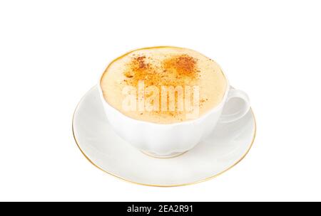 Cappuccino mit Zimt in weißer Tasse und Untertasse, isolieren. Studio Foto Stockfoto