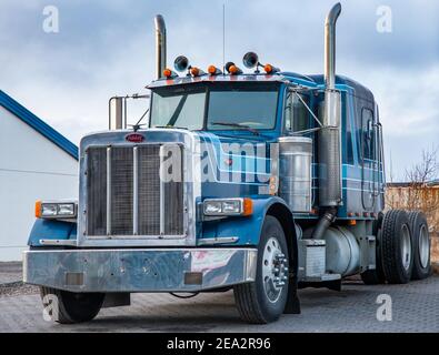 Hofn i Hornafirdi Island - März 25. 2020: Alter Oldtimer Peterbilt LKW Stockfoto