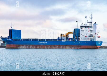 Hofn i Hornafirdi Island - März 25. 2020: Ein Frachtschiff im Hafen von Hornafjordur Stockfoto