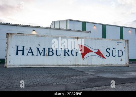 Hofn i Hornafirdi Island - März 25. 2020: Gefriercontainer vor der Fischfabrik in Hofn Stockfoto