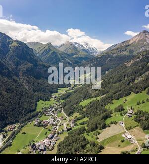 Luftdrohnenaufnahme des Dorfes Helligenblutt in mit Blick auf Großglockner Berg in Österreich Stockfoto