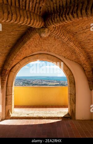 Palmela, Portugal - 29. August 2020: Gewölbe und Portal auf der Burg von Palmela, in Portugal, mit Blick auf die Stadt Setúbal und den Fluss Sado. Stockfoto