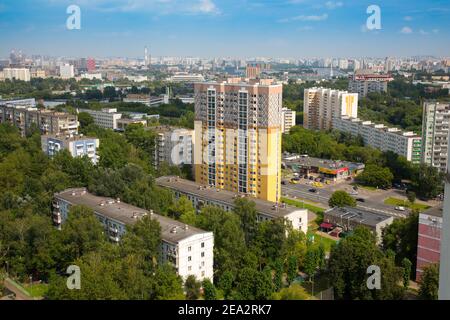 Kotlowka Bezirk ist in Moskau. Luftaufnahme des Wohngebietes. Neue Hochhäuser und Sewastopol Aussicht. MOSKAU-RUSSLAND: Juli Stockfoto