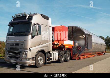 Ein LKW mit einem speziellen Sattelauflieger für den Transport übergroßer Lasten. Überlast oder außergewöhnlicher Konvoi. Langes Fahrzeug. Stockfoto