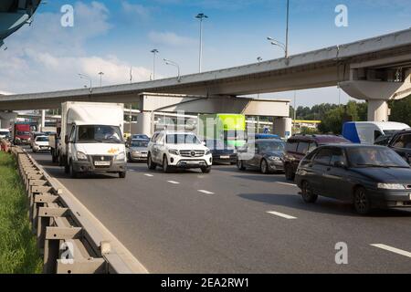 MOSKAU-RUSSLAND: .Mehrspurstraße mit Autos und Lastwagen. Überführung im Hintergrund. Noworischskoe Autobahn und Überführung des Moskauer Rings Stockfoto