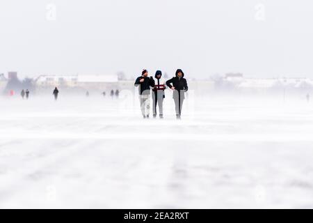 Berlin, Deutschland. Februar 2021, 07th. Deutschland, Berlin, 07. Februar 2021: Im Tempelhofer Feld sind bei Schneefall Menschen zu sehen. Der Deutsche Wetterdienst warnt vor heftigem Schneefall mit Windwirbeleien bei Temperaturen, die deutlich unter dem Gefrierpunkt liegen. (Foto: Jan Scheunert/Sipa USA) Quelle: SIPA USA/Alamy Live News Stockfoto