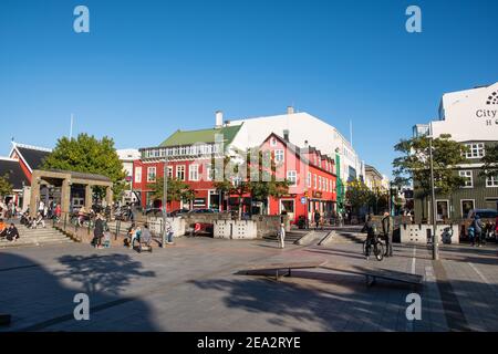 Reykjavik Island - September 5. 2020: Menschen, die das gute Wetter am Ingolfstorg-Platz in der Innenstadt genießen Stockfoto