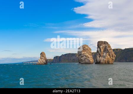 'Three Brothers' ist ein Satz von drei Felsen am Eingang zur Avacha Bay. Dieser malerische Stapel, oder kekur, gilt als Symbol der Petropawlowsk- Stockfoto