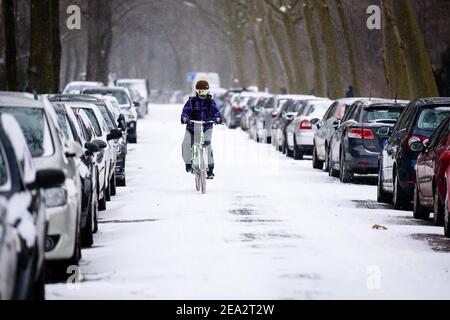 Berlin, Deutschland. Februar 2021, 07th. Deutschland, Berlin, 07. Februar 2021: Ein Radfahrer mit Skibrille ist bei Schneefall in Berlin zu sehen. Der Deutsche Wetterdienst warnt vor heftigem Schneefall mit Windwirbeleien bei Temperaturen, die deutlich unter dem Gefrierpunkt liegen. (Foto: Jan Scheunert/Sipa USA) Quelle: SIPA USA/Alamy Live News Stockfoto