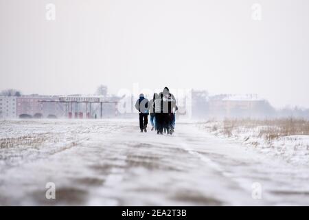 Berlin, Deutschland. Februar 2021, 07th. Deutschland, Berlin, 07. Februar 2021: Im Tempelhofer Feld sind bei Schneefall Menschen zu sehen. Der Deutsche Wetterdienst warnt vor heftigem Schneefall mit Windwirbeleien bei Temperaturen, die deutlich unter dem Gefrierpunkt liegen. (Foto: Jan Scheunert/Sipa USA) Quelle: SIPA USA/Alamy Live News Stockfoto