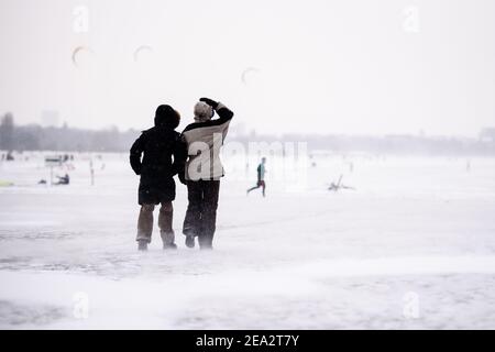 Berlin, Deutschland. Februar 2021, 07th. Deutschland, Berlin, 07. Februar 2021: Die Menschen genießen den frischen Schnee und die Aussicht im Tempelhofer Feld. Der Deutsche Wetterdienst warnt vor heftigem Schneefall mit Windwirbeleien bei Temperaturen, die deutlich unter dem Gefrierpunkt liegen. (Foto: Jan Scheunert/Sipa USA) Quelle: SIPA USA/Alamy Live News Stockfoto
