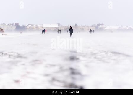 Berlin, Deutschland. Februar 2021, 07th. Deutschland, Berlin, 07. Februar 2021: Im Tempelhofer Feld sind bei Schneefall Menschen zu sehen. Der Deutsche Wetterdienst warnt vor heftigem Schneefall mit Windwirbeleien bei Temperaturen, die deutlich unter dem Gefrierpunkt liegen. (Foto: Jan Scheunert/Sipa USA) Quelle: SIPA USA/Alamy Live News Stockfoto