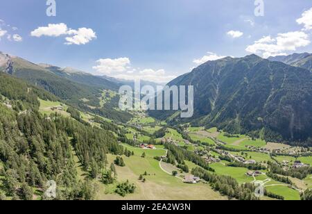 Luftdrohnenaufnahme des Dorfes Helligenblutt im Großglockner-Tal In Österreich Stockfoto