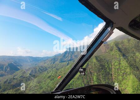 Das Cockpit von innen beim Fliegen auf der Insel Kaui Hawaiian Inseln. Blick auf die grünen Berge Stockfoto