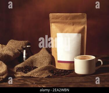 Stillleben mit Herz, Muffin und Kaffee Stockfoto