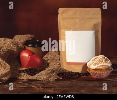 Stillleben mit Herz, Muffin und Kaffee Stockfoto
