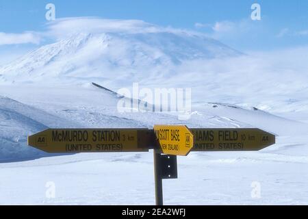 ANTARKTIS - AA-STRASSENSCHILD AN DER SCOTT-BASIS, MIT MOUNT EREBUS IM HINTERGRUND. Stockfoto