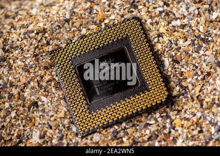 Timisoara, Rumänien - 17. Oktober 2020: Nahaufnahme eines Intel Celeron FV80524RX366128 Prozessors, 366 MHz, Sockel 370 mit Sand im Hintergrund. Stockfoto