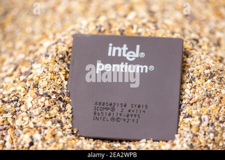 Timisoara, Rumänien - 17. Oktober 2020: Nahaufnahme eines Intel Pentium A80502150 Prozessors, 150 MHz, Sockel 7 mit Sand im Hintergrund. Stockfoto