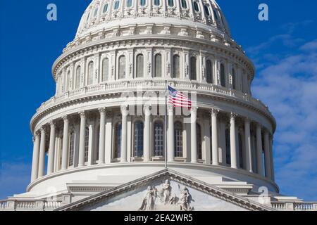DAS KAPITOLGEBÄUDE DER USA ist ganz in der Nähe. Auf dem Gebäude des US-Kongresses steht die amerikanische Flagge Stockfoto