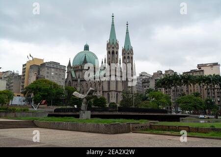 Die Türme der Metropolitan Kathedrale von Sao Paulo in Praca da SE (siehe Platz) in Sao Paulo, Brasilien. Stockfoto