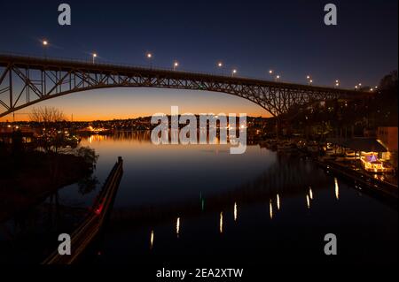 Aurora Bridge wurde bei Sonnenaufgang über Lake Union mit Stadtlichtern und Brückenreflexionen im Wasser, Seattle, Washington State USA, umschildet Stockfoto