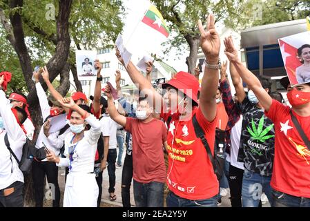 Bangkok, Thailand. Februar 2021, 07th. 7. Februar 2021 : Myanmar Demonstranten leben in Thailand Kundgebung vor den Vereinten Nationen in Bangkok zu zeigen Widerstand Putsch d'etat der Soldaten in Myanmar (Foto von Teera Noisakran / Pacific Press) Quelle: Pacific Press Media Production Corp./Alamy Live News Stockfoto