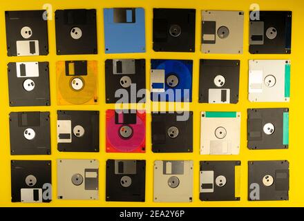 Diskette 3,5 Zoll. Die Disketten 3 2 sind eine Technologie-Ikonen des Jahrzehnts von 80s. Retro-, Vintage- und bunte Computerdiskette. Gelber Hintergrund. Stockfoto