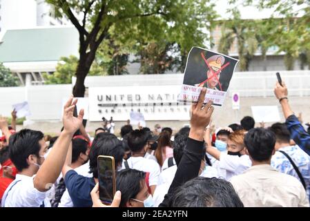 Bangkok, Thailand. Februar 2021, 07th. 7. Februar 2021 : Myanmar Demonstranten leben in Thailand Kundgebung vor den Vereinten Nationen in Bangkok zu zeigen Widerstand Putsch d'etat der Soldaten in Myanmar (Foto von Teera Noisakran / Pacific Press) Quelle: Pacific Press Media Production Corp./Alamy Live News Stockfoto