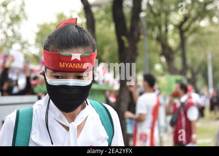 Bangkok, Thailand. Februar 2021, 07th. 7. Februar 2021: In Thailand lebende Demonstranten aus Myanmar versammeln sich vor den Vereinten Nationen in Bangkok, um sich gegen den Putsch in Myanmar zu wehren. (Foto von Teera Noisakran/Pacific Press) Quelle: Pacific Press Media Production Corp./Alamy Live News Stockfoto