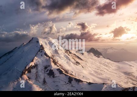 Dramatische Luftlandschaft Blick auf die wolkenbedeckten Berge Stockfoto