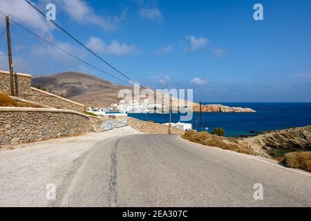 Blick auf die Meeresbucht und den Hafen von Karavostasi auf der Insel Folegandros. Kykladen, Griechenland Stockfoto