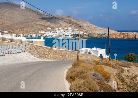 Blick auf die Meeresbucht und den Hafen von Karavostasi auf der Insel Folegandros. Kykladen, Griechenland Stockfoto