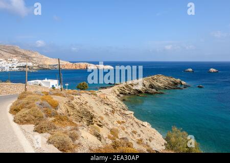 Latinaki Strand in der Gegend von Karavostasi, kleiner Sandstrand mit Felsen gemischt. Folegandros Insel, Kykladen, Griechenland Stockfoto