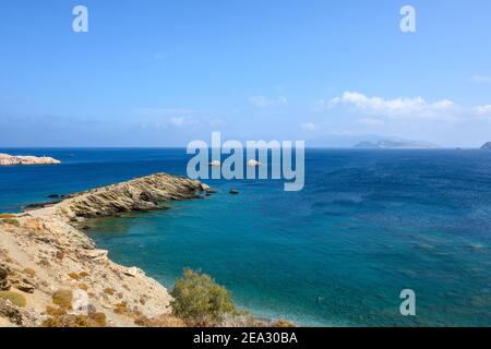 Latinaki Strand in der Gegend von Karavostasi, kleiner Sandstrand mit Felsen gemischt. Folegandros Insel, Kykladen, Griechenland Stockfoto