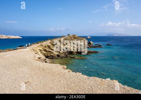 Folegandros, Griechenland - Septmber 24, 2020: Latinaki Strand in der Gegend von Karavostasi, kleiner Strand aus Sand mit Felsen gemischt. Folegandros Insel, Kykladen Stockfoto