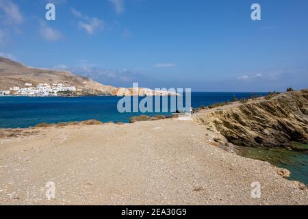 Folegandros, Griechenland - 24. September 2020: Latinaki Strand in der Gegend von Karavostasi, kleiner Strand aus Sand mit Felsen gemischt. Folegandros Insel, Kykladen Stockfoto