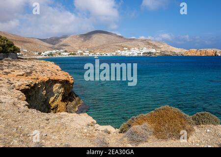 Felsküste und Blick auf die Bucht mit dem Hafen von Karavostasi auf der Insel Folegandros. Kykladen, Griechenland Stockfoto