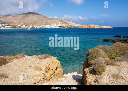 Blick auf die Meeresbucht und den Hafen von Karavostasi auf der Insel Folegandros. Kykladen, Griechenland Stockfoto