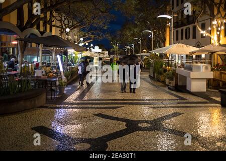 Funchal, Portugal - 18. April 2018: Nachtansicht der Straße Antonio Jose de Almeida in Funchal an einem regnerischen Tag Stockfoto