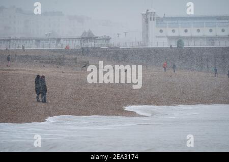 Schnee fällt auf Brighton Beach am Brighton Palace Pier in Brighton, Sonntag, 9. Februar 2021 Stockfoto