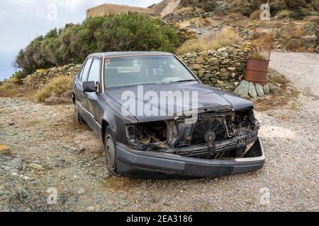 Folegandros, Griechenland - 24. September 2020: Ein Mercedes-Autowrack auf dem Land auf der Insel Folegandros aufgegeben Stockfoto