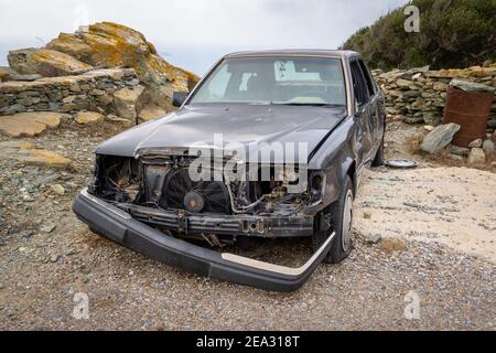 Folegandros, Griechenland - 24. September 2020: Ein Mercedes-Autowrack auf dem Land auf der Insel Folegandros aufgegeben Stockfoto