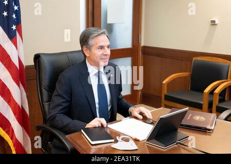 US-Außenminister Antony Blinken nimmt an einem Videoanruf mit dem französischen Außenminister Jean-Yves Le Drain, dem deutschen Außenminister Heiko Maas und dem britischen Außenminister Dominic Raab vom Außenministerium Harry S. Truman Building am 5. Februar 2021 in Washington, DC Teil. Stockfoto