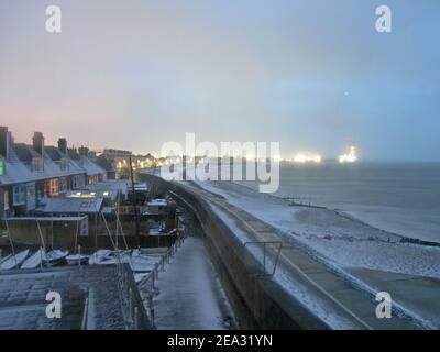 Sheerness, Kent, Großbritannien. 7th. Februar 2021. UK Wetter: Schnee am Strand bei Sheerness, Kent von Storm Darcy heute Abend. Kredit: James Bell/Alamy Live Nachrichten Stockfoto