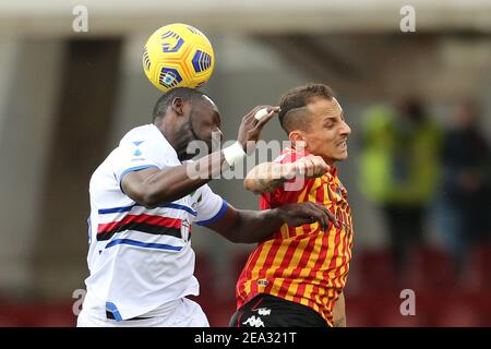 Sampdorias gambischer Verteidiger Omar Colley (L) fordert den Ball mit Benevento's italienischem Stürmer Riccardo Improta während des Serie A Fußballspiels zwischen Benevento und UC Sampdoria am 07. Februar 2021 im Ciro Vigorito Stadium, Benevento, Italien Stockfoto